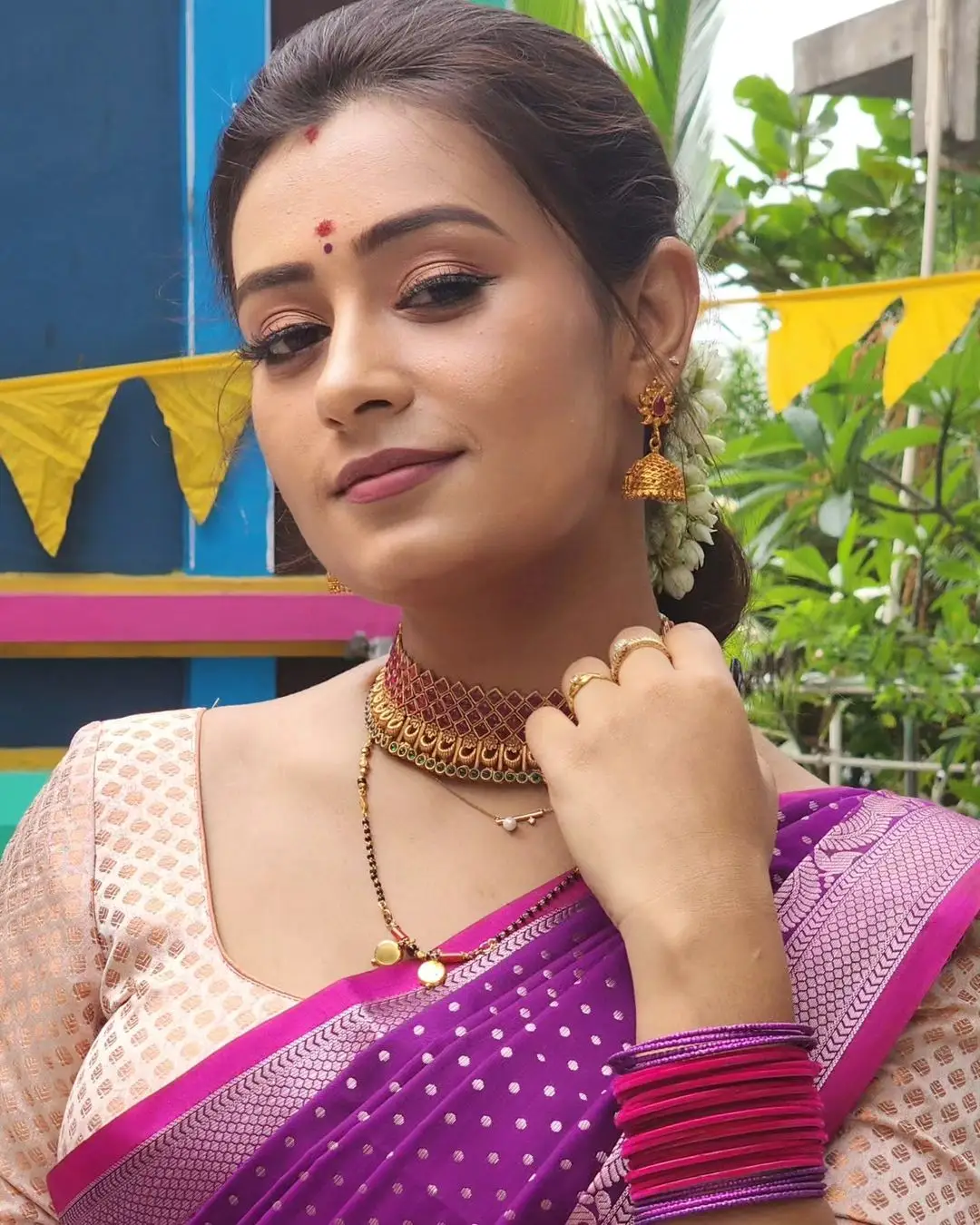 Deepa Jagadeesh Wearing Beautiful Earrings Jewellery Violet Saree Pink Blouse